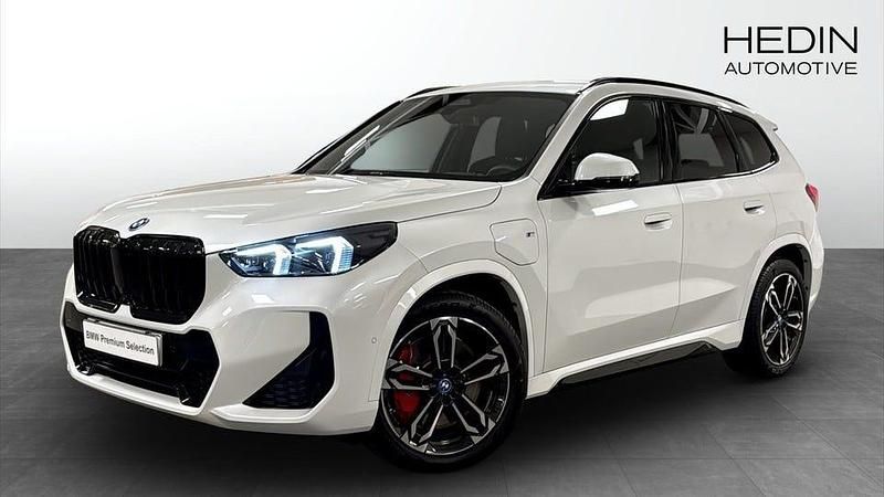 Vit Begagnad 2025 BMW X1 Comfort Edition SUV | 624 700 kr - Bild 1/4
