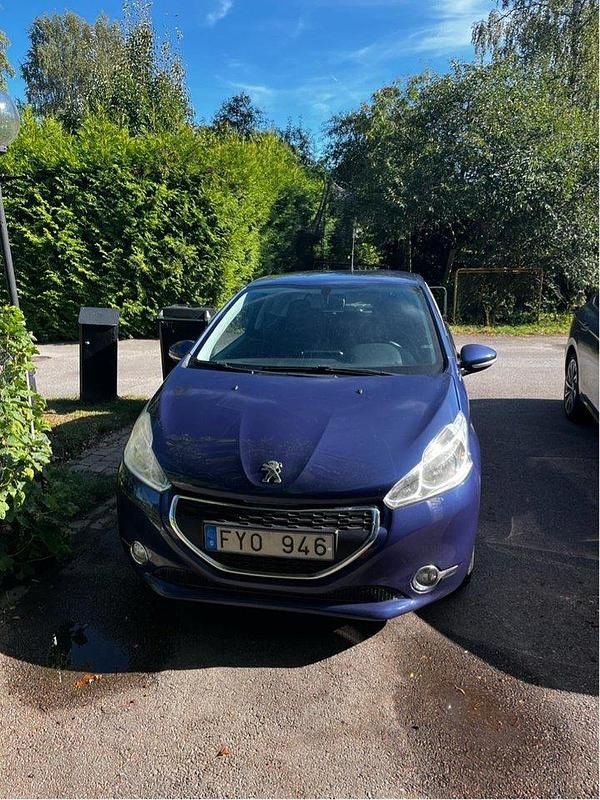 Blå Begagnad 2013 Peugeot 208 Halvkombi | 59 000 kr (Marknadspris) - Bild 1/4