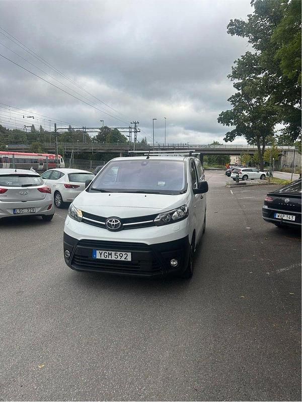 Vit Begagnad 2016 Toyota Proace Van | 115 000 kr (Marknadspris) - Bild 1/4