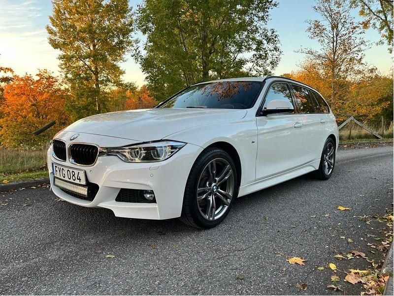 Vit Begagnad 2016 BMW 320 M Sport Kombi | 209 000 kr (Lite dyr) - Bild 1/4