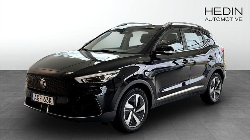 Svart (black) Begagnad 2022 MG ZS Luxury Sedan | 244 900 kr (Bra pris) - Bild 1/4