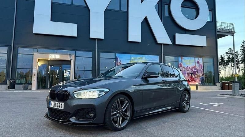 Begagnad 2019 BMW 120 M Sport Halvkombi | 200 000 kr (Superpris) - Bild 1/4