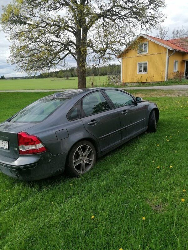 Grå Begagnad 2007 Volvo S40 Sedan | 18 000 kr (Bra pris) - Bild 1/4