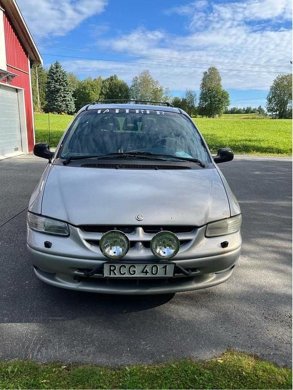 Brun Begagnad 2000 Chrysler Grand Voyager Minibuss | 18 000 kr - Bild 1/4