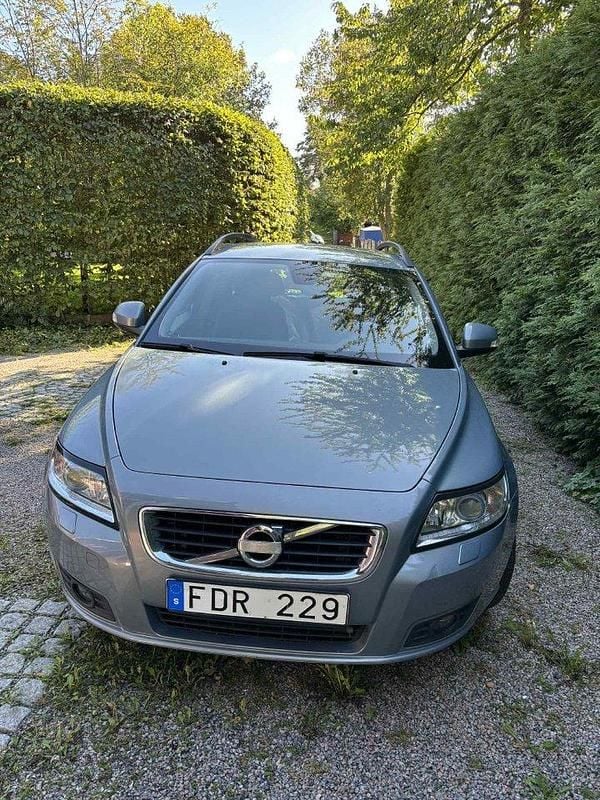 Blå Begagnad 2011 Volvo V50 Momentum Kombi | 65 000 kr (Marknadspris) - Bild 1/4