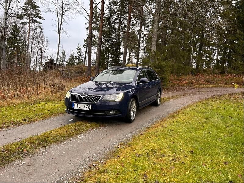 Blå Begagnad 2014 Skoda Superb Elegance Kombi | 55 000 kr (Superpris) - Bild 1/4