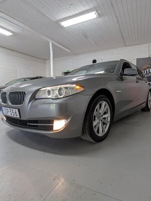 Grå Begagnad 2012 BMW 520 Kombi | 114 900 kr (Bra pris) - Bild 1/4