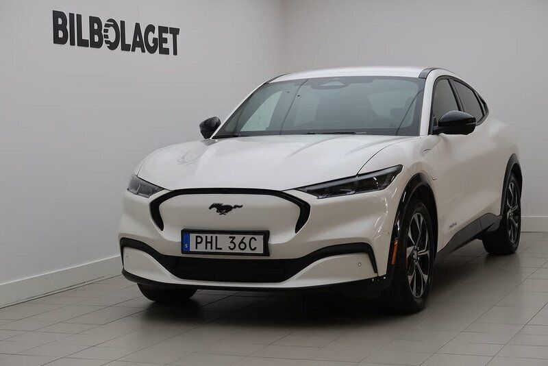 Vit Begagnad 2021 Ford Mustang Mach-E Standard Range SUV | 379 800 kr (Marknadspris) - Bild 1/4