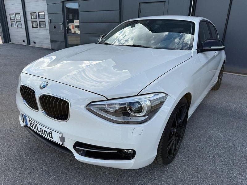 Vit Begagnad 2012 BMW 120 Sport Line Halvkombi | 94 900 kr (Bra pris) - Bild 1/4