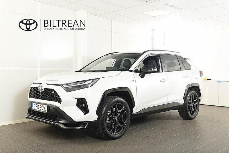 Vit Begagnad 2023 Toyota RAV4 Hybrid Sport SUV | 569 900 kr (Lite dyr) - Bild 1/4
