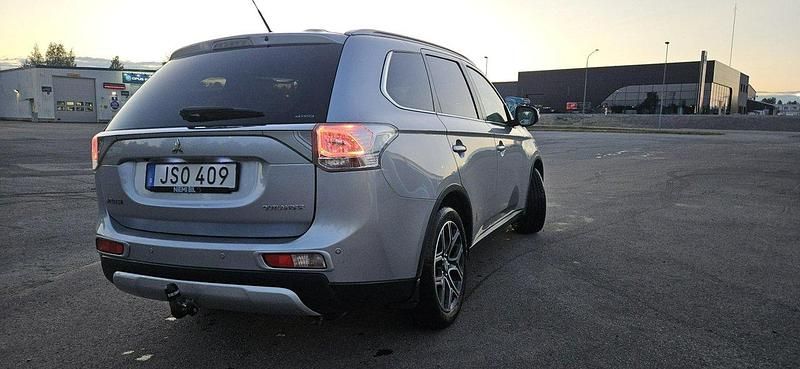 Silver Begagnad 2015 Mitsubishi Outlander SUV | 119 000 kr (Marknadspris) - Bild 1/4