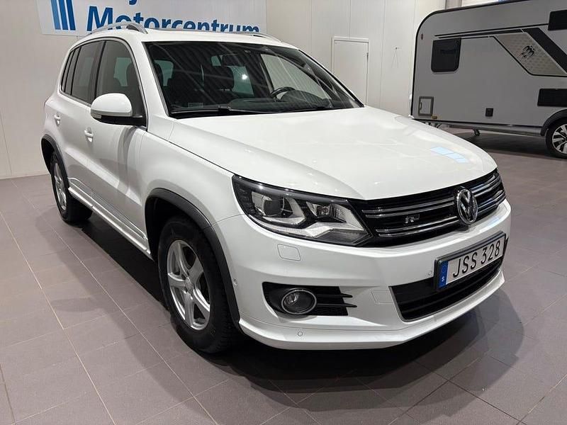 Vit Begagnad 2015 VW Tiguan R-line SUV | 159 900 kr (Lite dyr) - Bild 1/4
