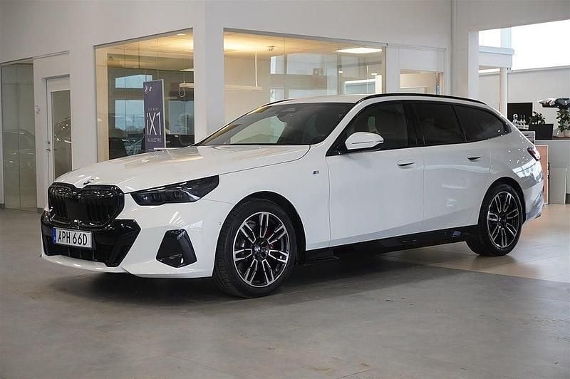Vit Begagnad 2024 BMW 520 M Sport Kombi | 599 800 kr (Marknadspris) - Bild 1/4