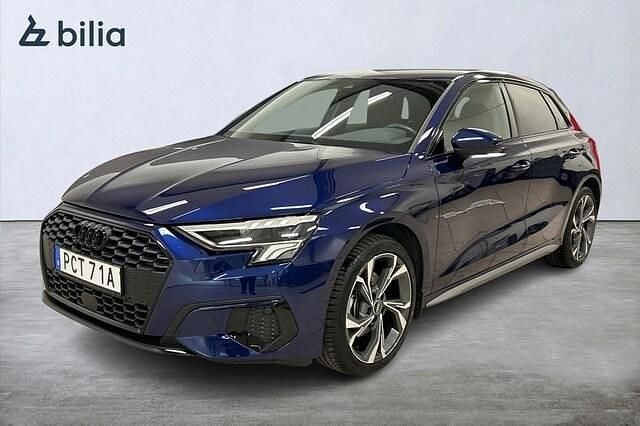 Navarrablå metallic Begagnad 2023 Audi A3 Advanced Plus | 287 500 kr (Marknadspris) - Bild 1/4
