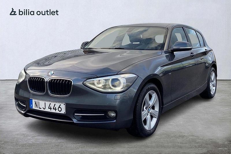 Grå Begagnad 2014 BMW 118 Sport Line Halvkombi | 114 900 kr (Marknadspris) - Bild 1/3
