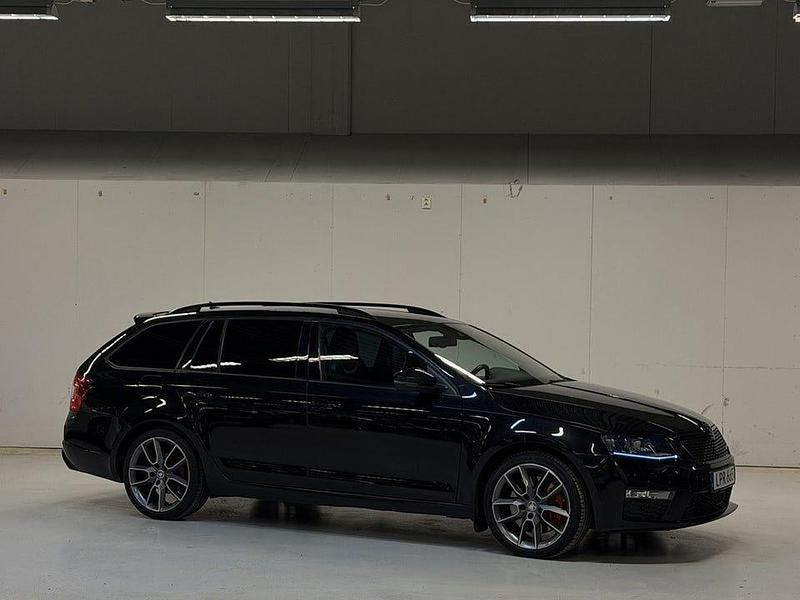 Svart Begagnad 2015 Skoda Octavia RS Kombi | 159 900 kr (Marknadspris) - Bild 1/4