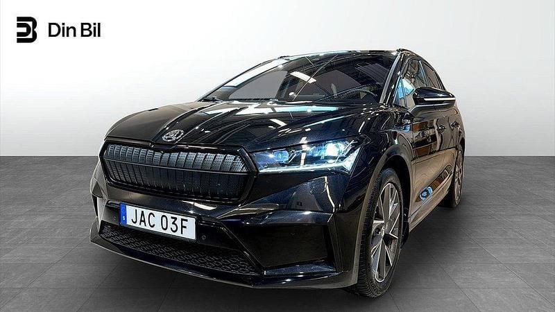 Svart Begagnad 2022 Skoda Enyaq iV Comfort SUV | 449 900 kr (Marknadspris) - Bild 1/4
