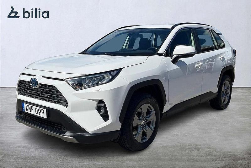 Vit Begagnad 2022 Toyota RAV4 Hybrid Active SUV | 359 800 kr (Bra pris) - Bild 1/4