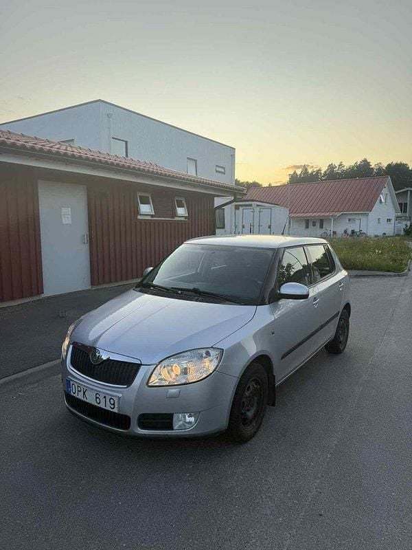 Grå Begagnad 2010 Skoda Fabia Halvkombi | 38 000 kr (Marknadspris) - Bild 1/4