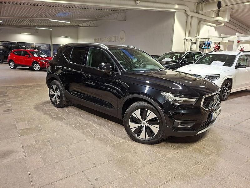 Onyx svart metallic Begagnad 2021 Volvo XC40 Momentum SUV | 339 000 kr (Marknadspris) - Bild 1/4