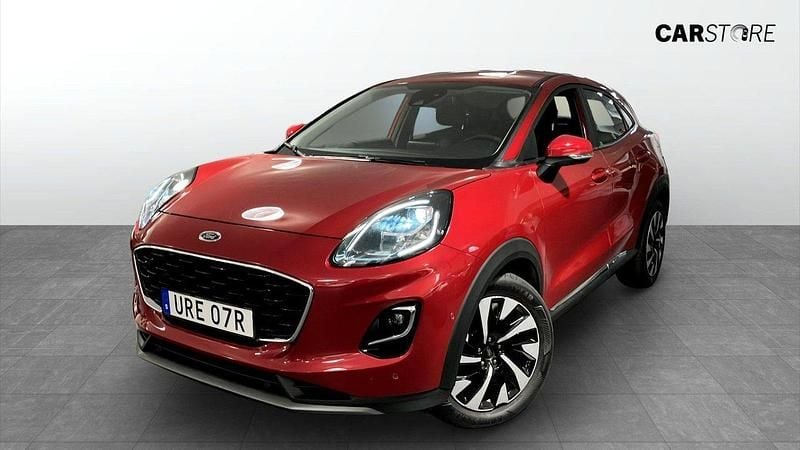 Röd (red) Begagnad 2022 Ford Puma Titanium Halvkombi | 189 900 kr - Bild 1/4