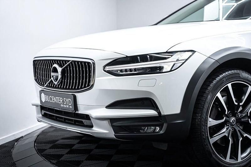 Begagnad Volvo V90 CC Momentum 190 HK (139 kW) 2018 Vit Kombi