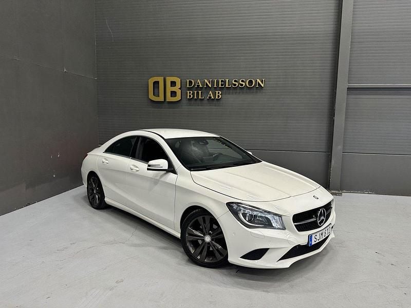 Vit Begagnad 2015 Mercedes CLA180 Sedan | 149 800 kr (Bra pris) - Bild 1/4