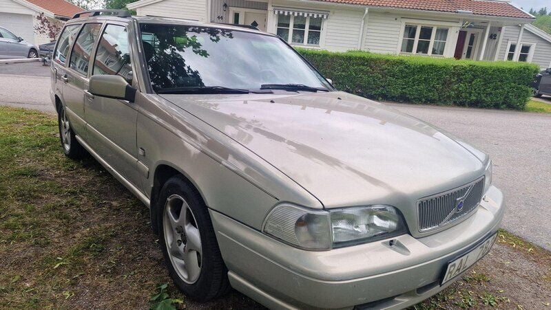 Grå Begagnad 2000 Volvo V70 Kombi | 39 000 kr (Dyr) - Bild 1/4
