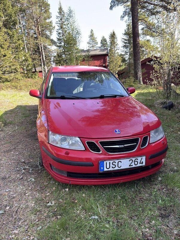 Röd Begagnad 2004 Saab 9-3 Vector Sedan | 23 000 kr (Superpris) - Bild 1/4