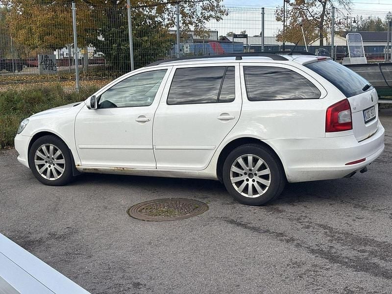 Vit Begagnad 2010 Skoda Octavia Ambiente Kombi | 15 000 kr (Superpris) - Bild 1/3