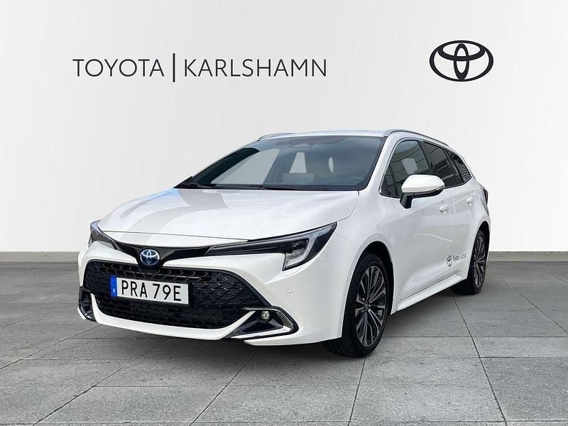 Vit Ny 2024 Toyota Corolla Style Kombi | 349 000 kr (Lite dyr) - Bild 1/4
