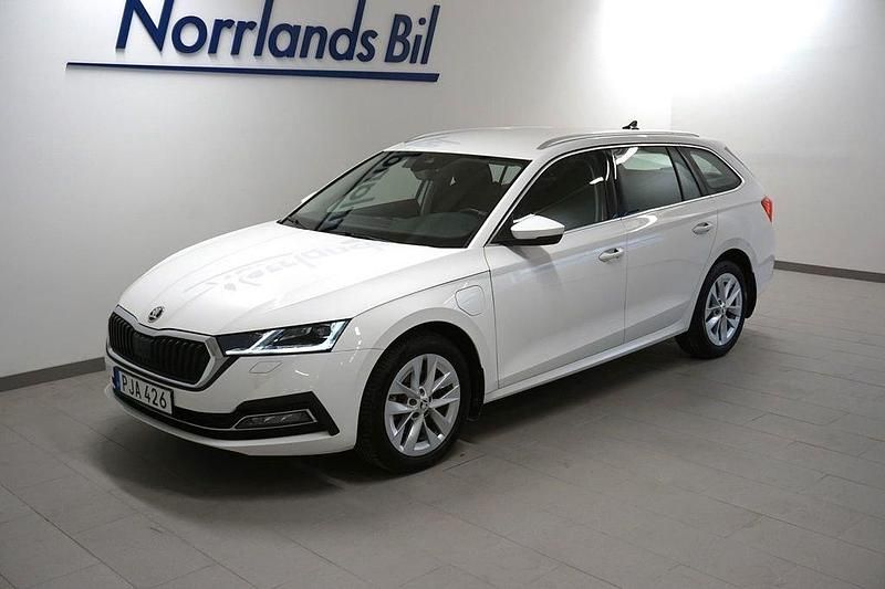 Vit (candy white) Begagnad 2024 Skoda Octavia Kombi | 324 900 kr (Lite dyr) - Bild 1/4