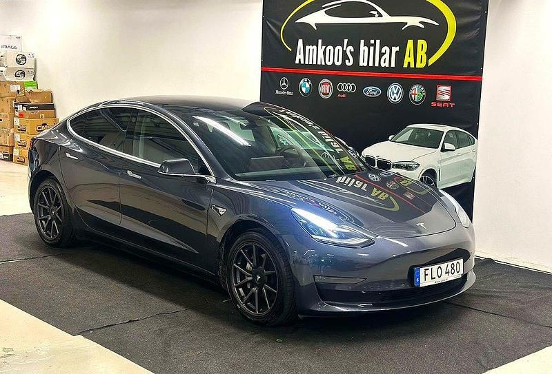 Grå Begagnad 2019 Tesla Model 3 Long Range AWD Sedan | 249 900 kr (Marknadspris) - Bild 1/4
