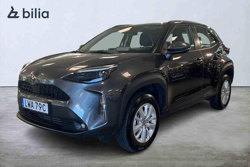 Grå Begagnad 2025 Toyota Yaris Cross SUV | 304 900 kr (Superpris) - Bild 1/1