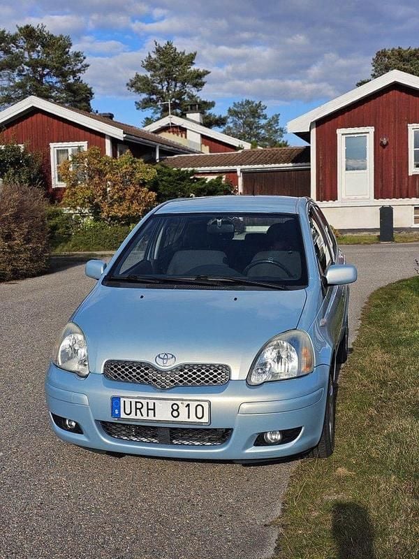 Blå Begagnad 2004 Toyota Yaris Halvkombi | 35 000 kr (Marknadspris) - Bild 1/4