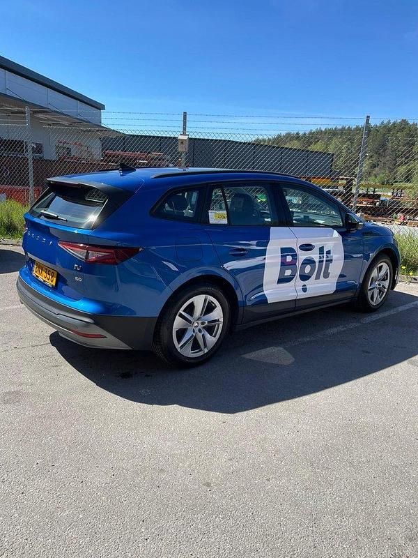 Blå Begagnad 2021 Skoda Enyaq iV SUV | 250 000 kr (Dyr) - Bild 1/4