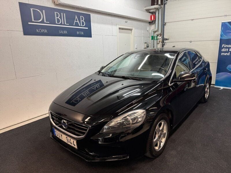 Svart Begagnad 2014 Volvo V40 Summum Kombi | 114 000 kr (Marknadspris) - Bild 1/4