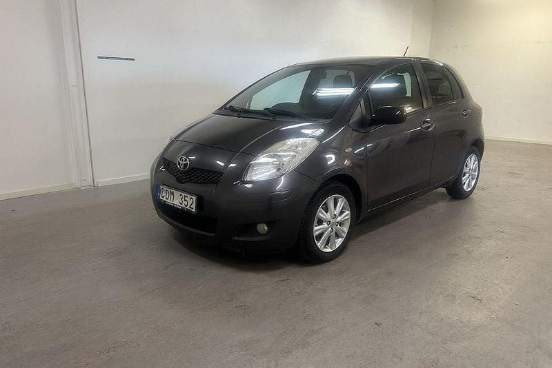Grå Begagnad 2011 Toyota Yaris Halvkombi | 39 995 kr (Bra pris) - Bild 1/2