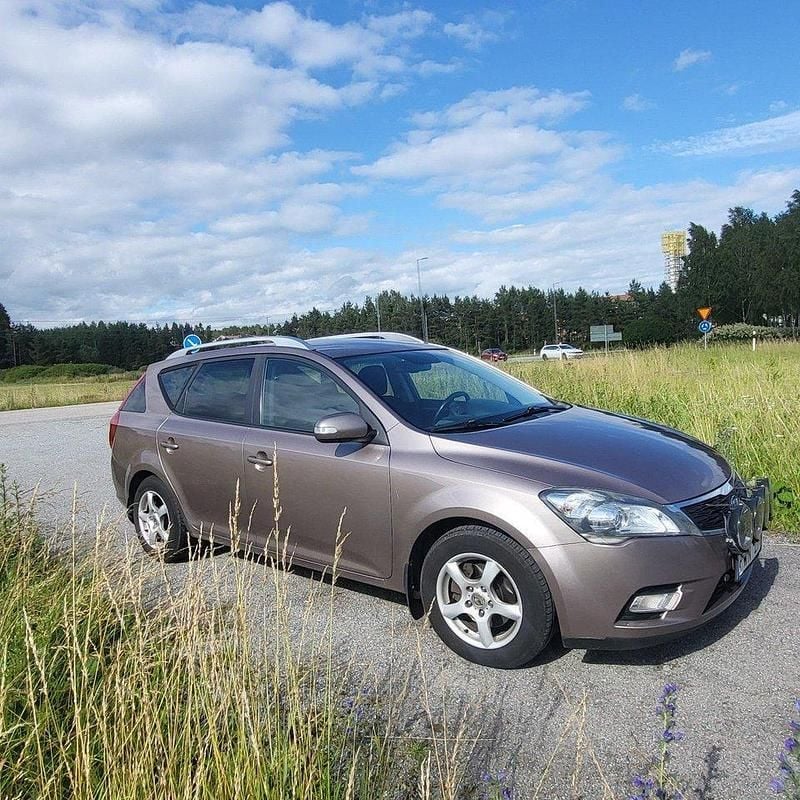 Grå Begagnad 2010 Kia Ceed Sportswagon 4 Kombi | 33 000 kr (Marknadspris) - Bild 1/4