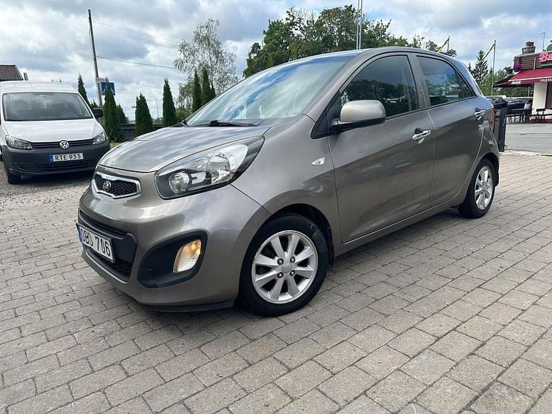 Grå Begagnad 2013 Kia Picanto Halvkombi | 39 800 kr (Marknadspris) - Bild 1/4