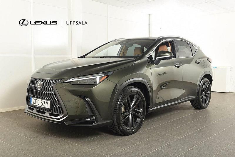 Grön Begagnad 2024 Lexus NX450h+ Executive Line SUV | 619 900 kr (Marknadspris) - Bild 1/4