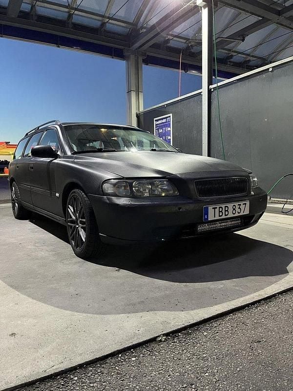 Svart Begagnad 2002 Volvo V70 Kombi | 27 000 kr (Marknadspris) - Bild 1/4