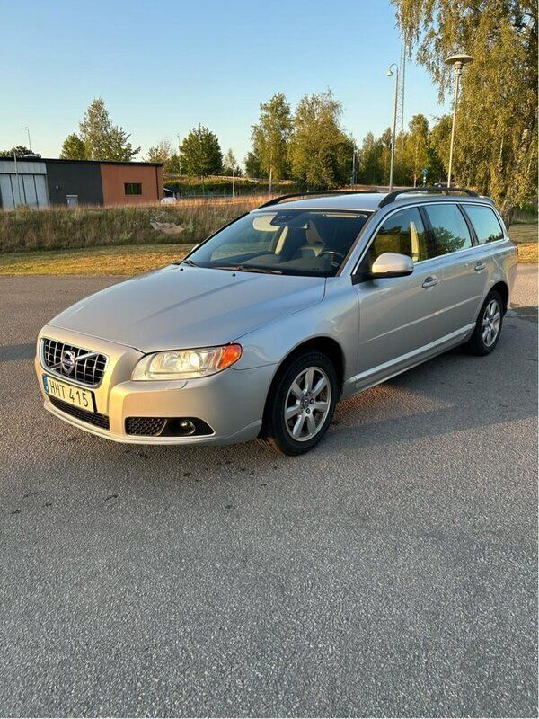 Grå Begagnad 2012 Volvo V70 Momentum Kombi | 93 000 kr (Marknadspris) - Bild 1/4