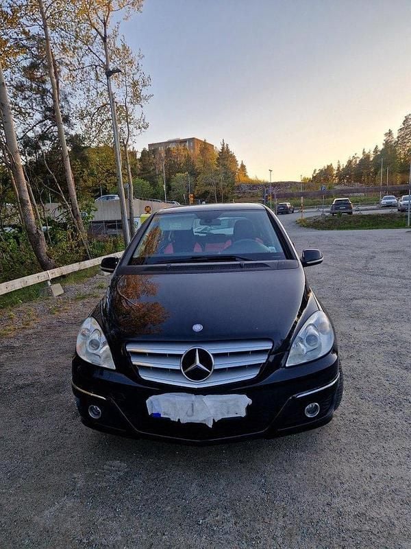 Svart Begagnad 2011 Mercedes B180 Minibuss | 57 500 kr (Marknadspris) - Bild 1/4
