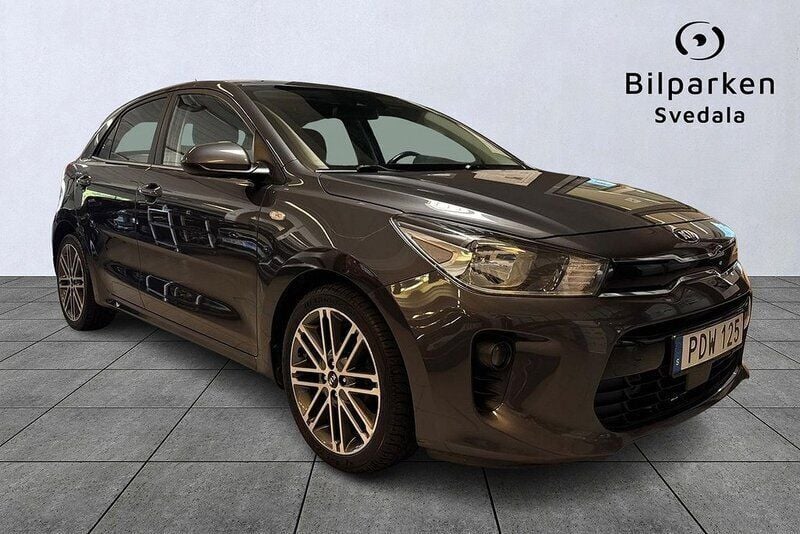 Grå Begagnad 2016 Kia Rio Halvkombi | 109 990 kr (Lite dyr) - Bild 1/4