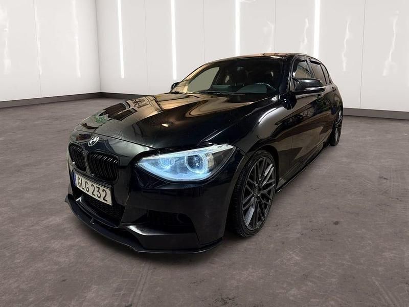 Svart Begagnad 2015 BMW 118 M Sport Halvkombi | 144 900 kr (Marknadspris) - Bild 1/4