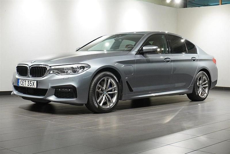 Blå Begagnad 2020 BMW 530e iPerformance Sedan | 379 800 kr (Lite dyr) - Bild 1/4