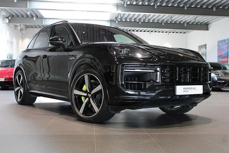 Svart (chromite black metallic) Begagnad 2023 Porsche Cayenne SUV | 1 250 000 kr (Marknadspris) - Bild 1/4