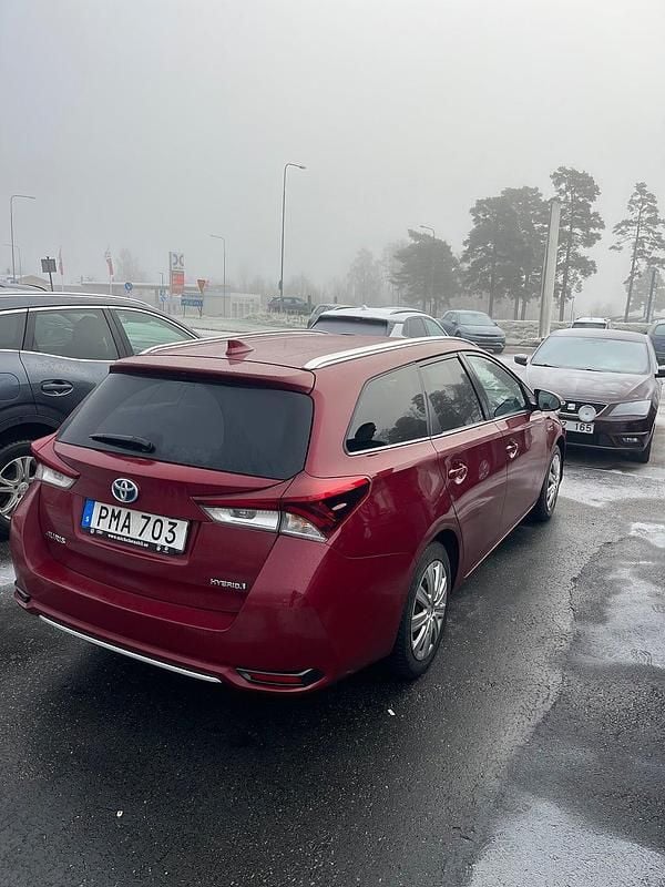 Begagnad Toyota Auris Touring Sports Comfort 136 HK (100 kW) 2017 Röd Kombi