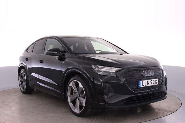 Mytsvart metallic Begagnad 2024 Audi Q4 Sportback e-tron Comfort SUV | 699 000 kr (Dyr) - Bild 1/4